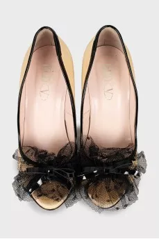 Leather shoes decorated with mesh