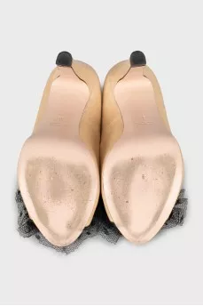 Leather shoes decorated with mesh
