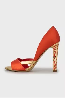 Textile shoes with patterned heels