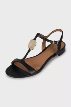 Low-heeled leather sandals