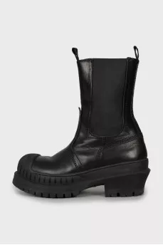 Leather boots with rubber toe