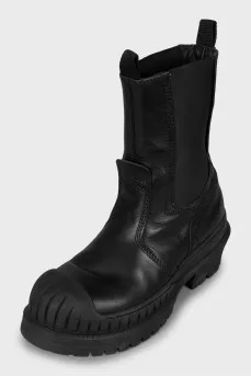 Leather boots with rubber toe