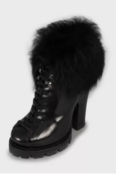 Leather ankle boots decorated with fur