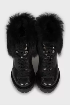 Leather ankle boots decorated with fur