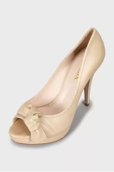 Beige leather shoes with tag