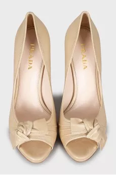 Beige leather shoes with tag