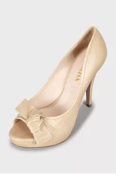 Beige shoes decorated with a bow