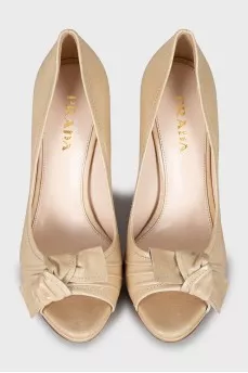 Beige shoes decorated with a bow
