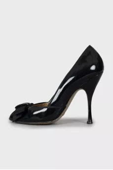 Patent leather shoes with bow