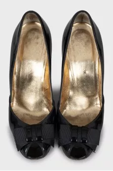 Patent leather shoes with bow