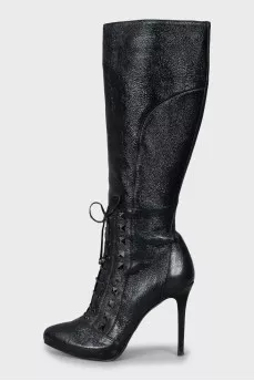 Patent leather boots decorated with spikes