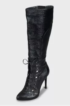 Patent leather boots decorated with spikes