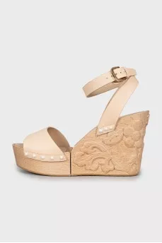 Leather sandals with wooden wedges