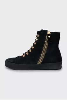 Insulated black suede boots