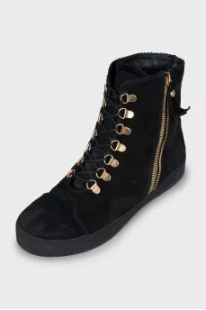 Insulated black suede boots