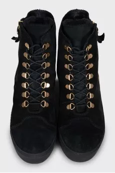 Insulated black suede boots