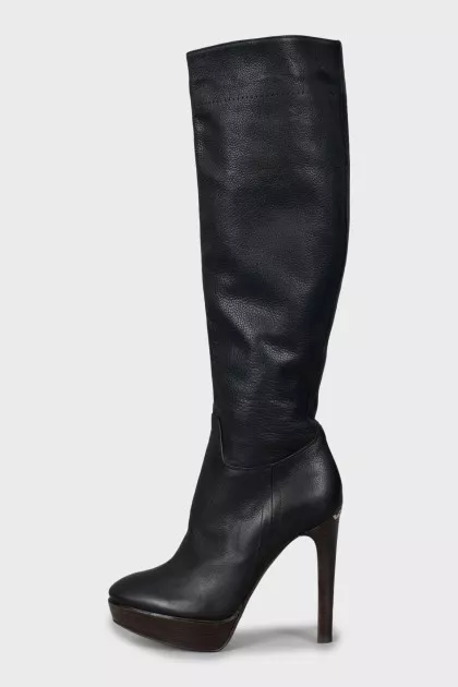 Сапоги из кожи с золотистой фурнитурой