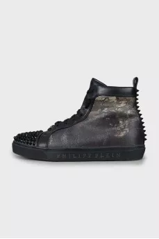 Men's sneakers decorated with spikes