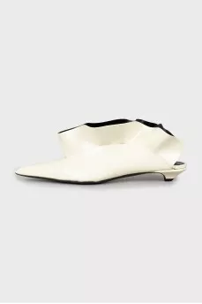 Leather slingbacks decorated with frills