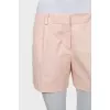 Mid-rise shorts with arrows