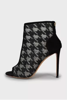 Ankle boots in houndstooth print