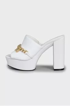 White sandals decorated with a chain