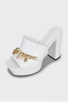 White sandals decorated with a chain