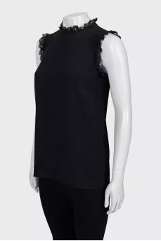T-shirt decorated with lace