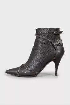 Leather ankle boots with contrast stitching