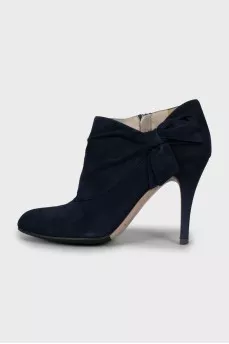 Suede ankle boots decorated with a bow