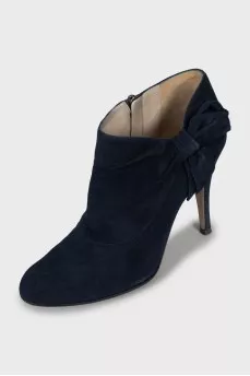 Suede ankle boots decorated with a bow
