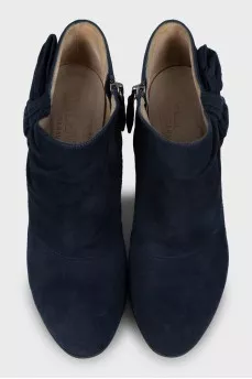 Suede ankle boots decorated with a bow