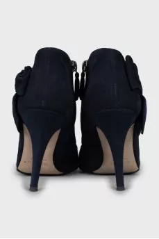 Suede ankle boots decorated with a bow