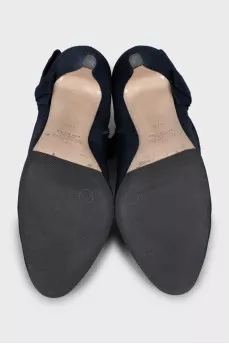 Suede ankle boots decorated with a bow