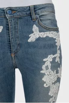 Skinny jeans decorated with lace