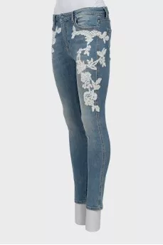 Skinny jeans decorated with lace