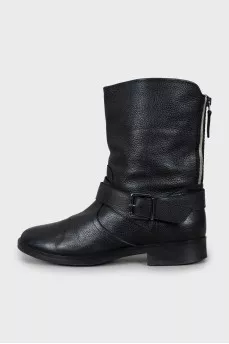 Leather boots decorated with buckle
