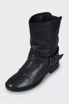 Leather boots decorated with buckle