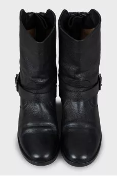 Leather boots decorated with buckle