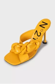 Leather sandals decorated with chain