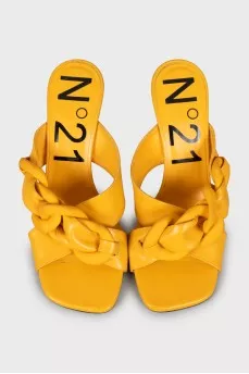 Leather sandals decorated with chain