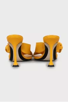 Leather sandals decorated with chain