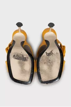 Leather sandals decorated with chain