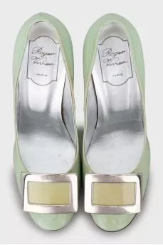 Patent leather shoes with metal heels