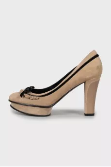 Suede shoes decorated with bows
