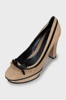Suede shoes decorated with bows