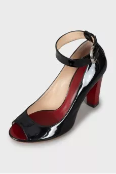 Patent leather sandals with contrasting heels