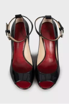 Patent leather sandals with contrasting heels