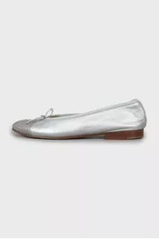 Silver ballet flats decorated with bows