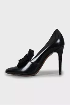 Stiletto heels decorated with a bow